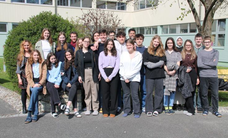 Die Schüler mit den Native-Speakern (Foto: Ostarrichi Gymnasium)