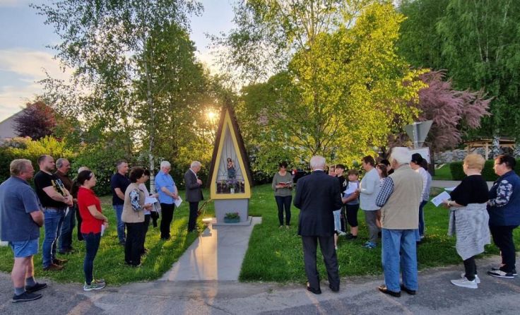 Stimmungsvolles Maibeten bei Familie Radinger in Atzelsdorf (Foto: Wolfgang Zarl)