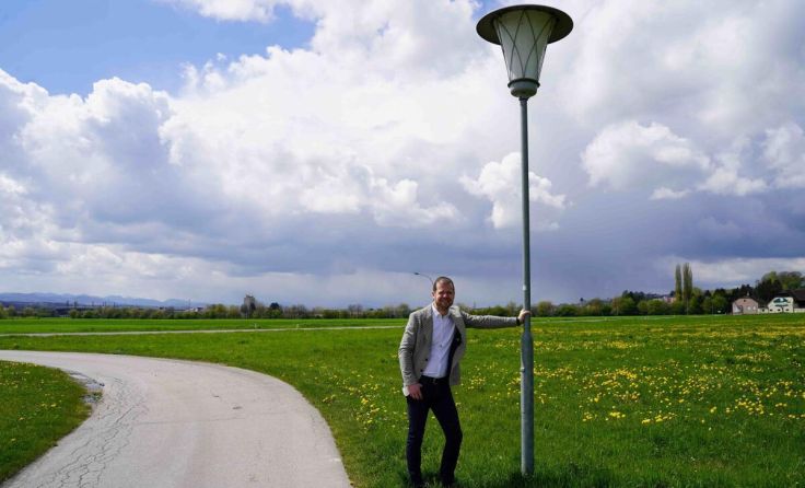 Ortsvorsteher Andreas Gruber mit Straßenlaternen in Preinsbach (Foto: Stadtgemeinde Amstetten)