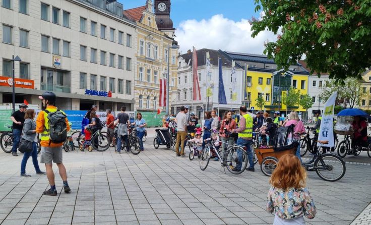 Teilnehmer am Hauptplatz in Amstetten (Foto: Radlobby NÖ, Amstetten)