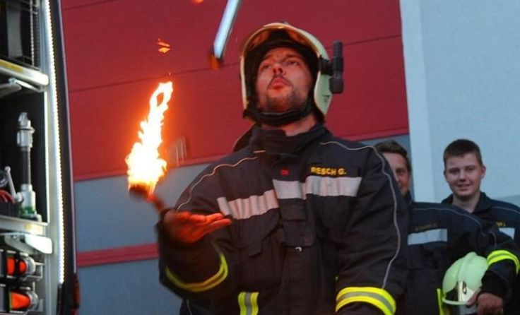 Spiel mit dem Feuer - das darf nur die Feuerwehr (Foto: Wolfgang Zarl)