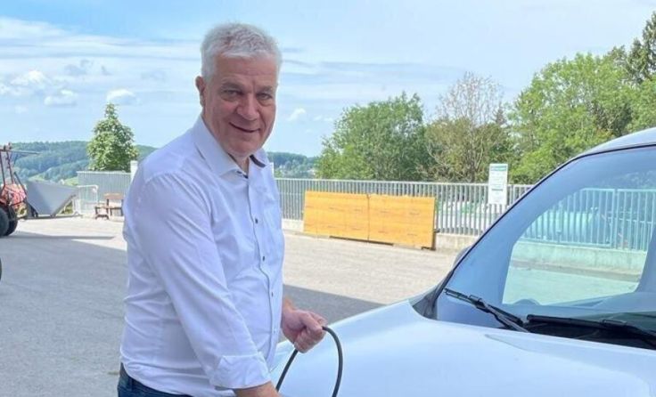 LAbg. Bgm. Anton Kasser (ÖVP) beim Laden eines E-Autos (Foto: VPAM)
