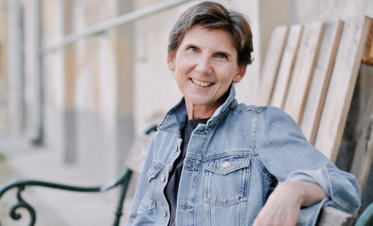 Beate Maly alias Laura Baldini ist in der Montessorischule zu Gast. (Foto: Dan D. Joseph)