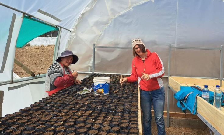 Schwester Karina Beneder (r.) mit einer Helferin in Peru (Foto: Privat)