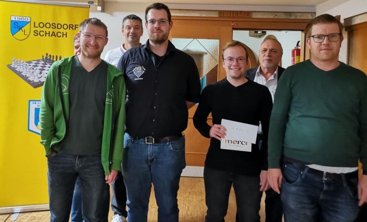 Die Spieler der ersten SV Amstetten Mannschaft im Vordergrund. (Foto: Schachverein Amstetten)