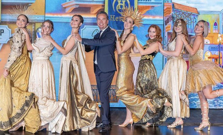 Herbsttage-Intendant Michael Garschall mit dem Damen-Ensemble (Foto: Andreas Tischler)