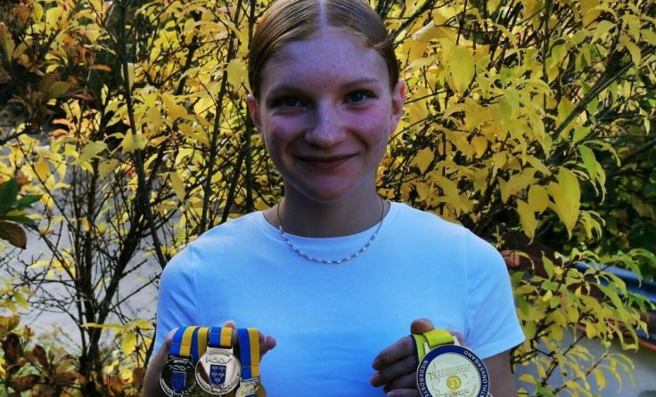 Sandhofer mit ihren Medaillen (Foto: Sandhofer)