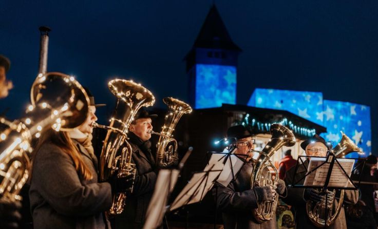 Weisenbläser vor Schloss Ulmerfeld (Foto: Inshot GmbH)