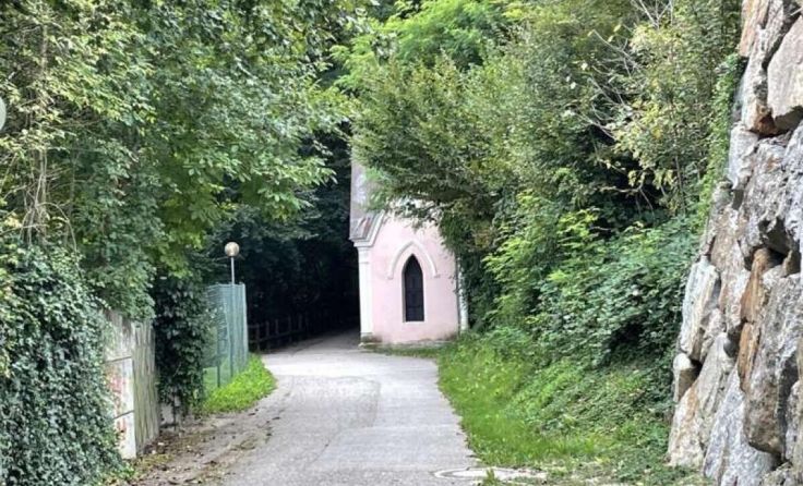 Der Beginn des Jakobsbrunnenwegs in Nähe des Alten Friedhofs (Foto: mai)