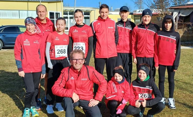 Obmann Walter Kloimwieder mit seinen erfolgreichen Crosslauf-Athleten (Foto: LC Neufurth)