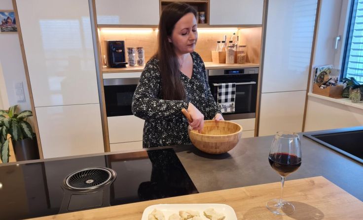 Sarah Zagler bereitet Brot für den jährlichen Gedenktag zu (Foto: FMZ)