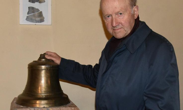 Totenglocke der Pfarre Amstetten Herz Jesu mit Pfarrer Franz Kniewasser (Foto: zVG Brigitte Käfer)