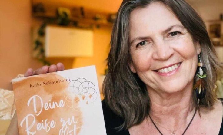 Die Amstettnerin Karin Schaurhofer mit ihrem neuen Buch (Foto: Privat)