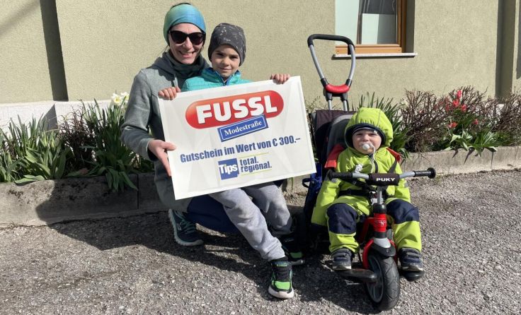 Bettina Pflügl freute sich mit ihren Kindern Adrian und Mattheo über den Gewinn. (Foto: mai)