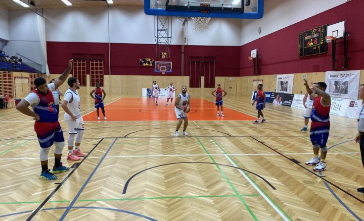 Beide Mannschaften fanden in Steyr gut in die Partie. (Foto: Martin Stix)