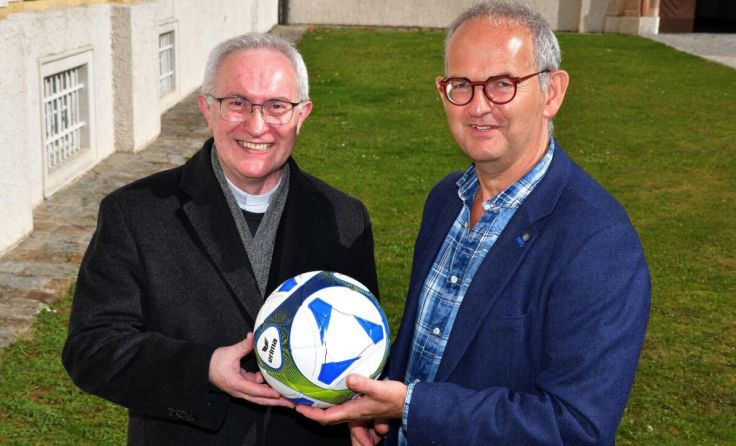 (V. l.) Weihbischof Anton Leichtfried mit Haupt-Organisator Erich Pfaffenbichler (Foto: Ebner)