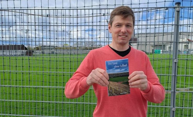 Thomas Lettner liest aus seinem neuesten Werk "Das Land ohne Fußball". (Foto: Privat)