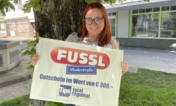 Die Freude über den Fussl-Gutschein war bei Silke Bruckner riesengroß. (Foto: mai)