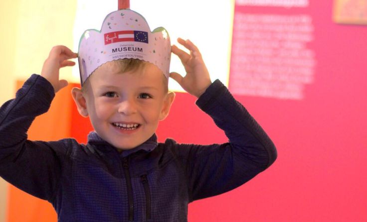 Die jungen Besucher sind eingeladen, eine Krone zu basteln. (Foto: Martina Schuller)