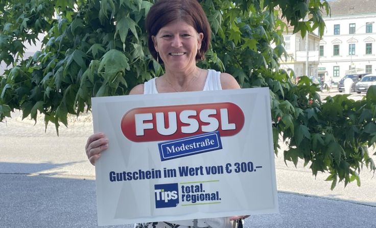 Anke Bade wurde im frühsommerlichen Amstetten vom Tips-Glücksengerl überrascht. (Foto: mai)