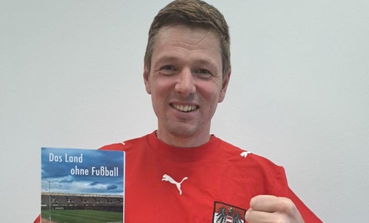 Thomas Lettner mit seinem Buch "Das Land ohne Fußball" (Foto: Lettner)