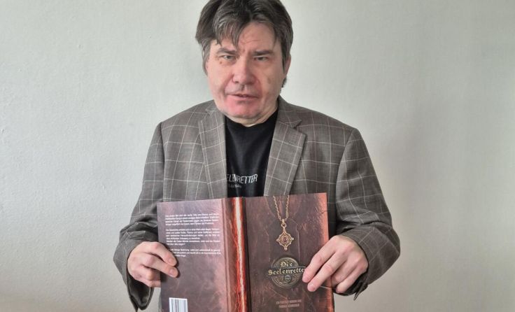Autor Thomas Schweiger mit dem neuen Buch (Foto: Natalie Palme)