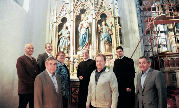 Vor den Altären in der Pfarrkirche Krenstetten (Foto: Wolfgang Zarl)