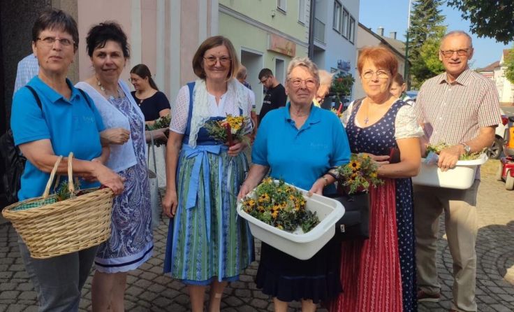 Kneipper mit Kirchenbesuchern (Foto: Kneippverein Blindenmarkt)