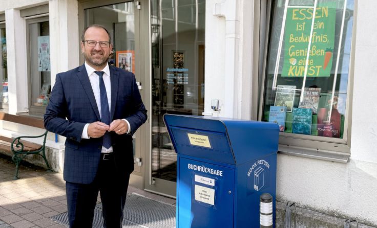Der VP-Landtagsabgeordnete Bernhard Ebner vor der Stadtbücherei Amstetten (Foto: VPAM)