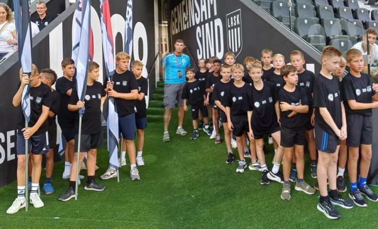 Der Nachwuchs des SCU Euratsfeld am Bundesliga-Spielfeld in Linz (Foto: Peter Kirchweger)
