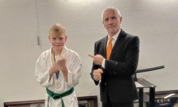 Elias Huschka und WKF Karatepräsident Josef Renz (Foto: KSC-Energyfitness Amstetten)