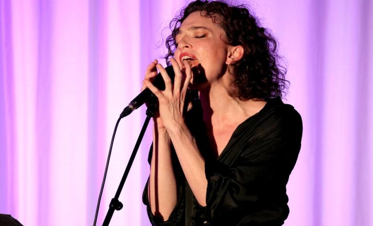 Mit dabei: die costa-ricanische Sängerin Phoebe Violet (Foto: Wolfgang Bledl)