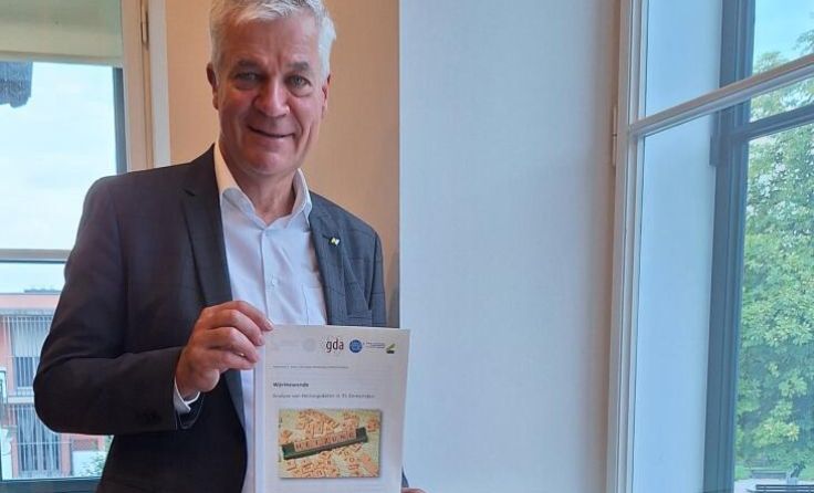 GDA Obmann LAbg. Bgm. Anton Kasser präsentiert den fertigen Bericht. (Foto: zVg GDA)