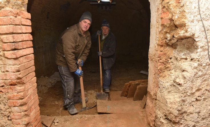 Pfarrer Helmut Prader (l.) arbeitet kräftig mit (Foto: Wolfgang Zarl)