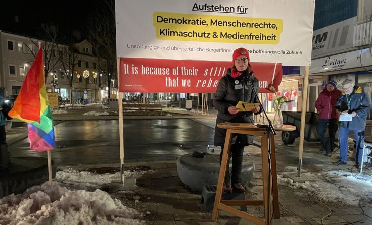 "Aufstehen für Demokratie": Kundgebung am Hauptplatz Amstetten (Foto: Privat)