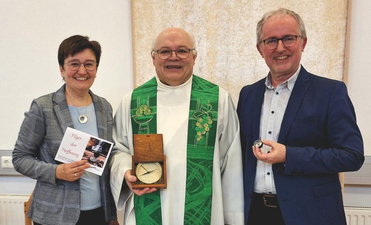(V. l.) Lucia Deinhofer, Abt Petrus Pilsinger und Johannes Deinhofer (Foto: BZ St. Benedikt)