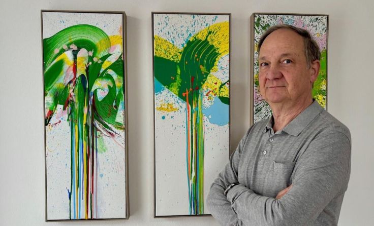 Alfred Koch vor einem Teil seiner Werkserie (Foto: Alfred Koch)