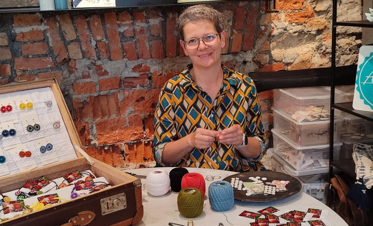 Renate Halbartschlager fertigt jeden Zwirnknopf mit Liebe und Hingabe. (Foto: Privat)