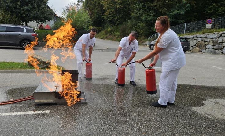 Mitarbeiter des Landesklinikums Amstetten beim Löschen eines Feuers (Foto: LK Amstetten)