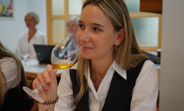 Hanna Großbichler verkostet einen Süßwein (Foto: HLW Haag)