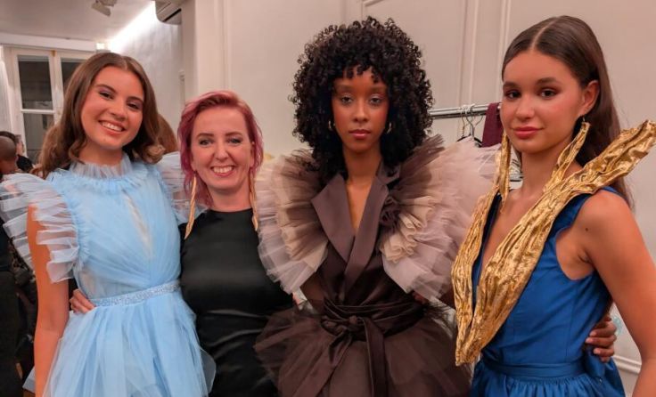 Nikola Baumgartner (2. v. l.) mit ihren Models in Paris (Foto: 1st Place Models)