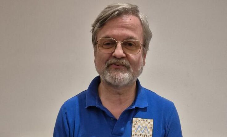 Winfried Wadsack freut sich über den Herbstmeister-Titel. (Foto: Schachklub Amstetten)