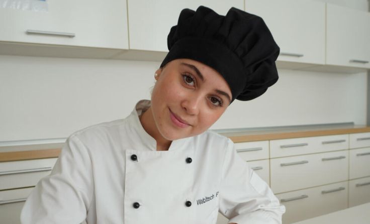 Pia Wabitsch (3AH) präsentiert bei der Prüfung ihre süße herbstliche Kreation. (Foto: HLW Haag)