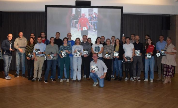 Obmann Walter Kloimwieder mit den LCN-Athleten (Foto: LC Neufurth)