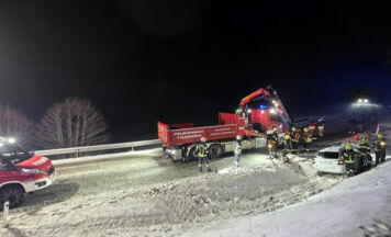 PKW-Bergung bei winterlichen Fahrbahnverhältnissen in Pregarten