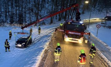 Eisige Straßenverhältnisse verursachten mehrere Fahrzeugbergungen in Puchheim