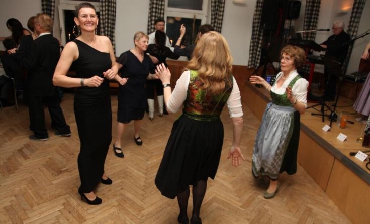 Tanzen zu den Klängen der Band "Nightfever" (Foto: Hans Dumfarth)