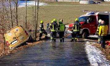 Zustellfahrzeug rutschte in Gutau von Fahrbahn 