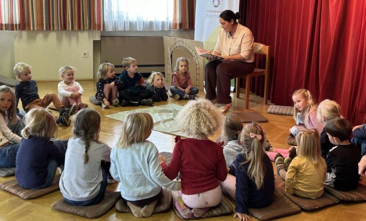 Kinder lauschen gespannt der Buchlesung. (Foto: Bücherei Esternberg)
