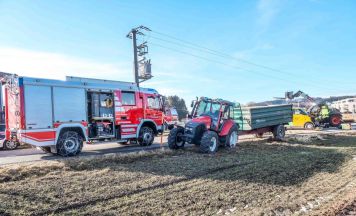 Crash zwischen Postauto und Traktor in Feldkirchen bei Mattighofen